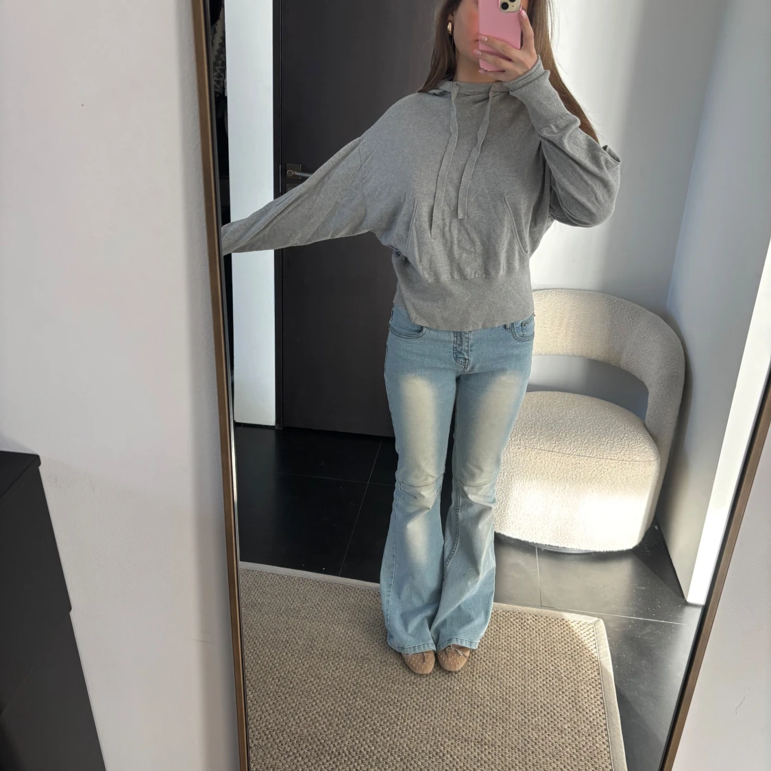 Grå stickad hoodie - 1