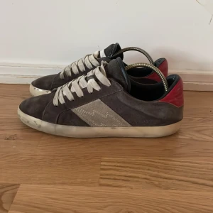 Zadig Voltaire skor - Ett par riktigt feta sneakers från Zadig Voltaire. Skorna är storlek 42 men passar mer som 43. Defekt ser du på bild 3