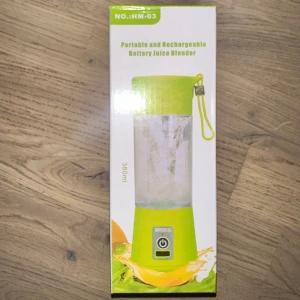 Bärbar och uppladdningsbar juiceblender - Praktisk bärbar juiceblender med uppladdningsbart batteri. Perfekt för att mixa frukt och grönsaker på språng. Tillverkad av miljövänligt material och har säkerhetsfunktioner som dubbla skyddsbrytare. Snabb och enkel att använda, klarar en kopp juice på under en minut.