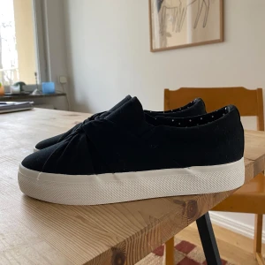 Svarta skor - Skitsnygga skor helt oanvända!