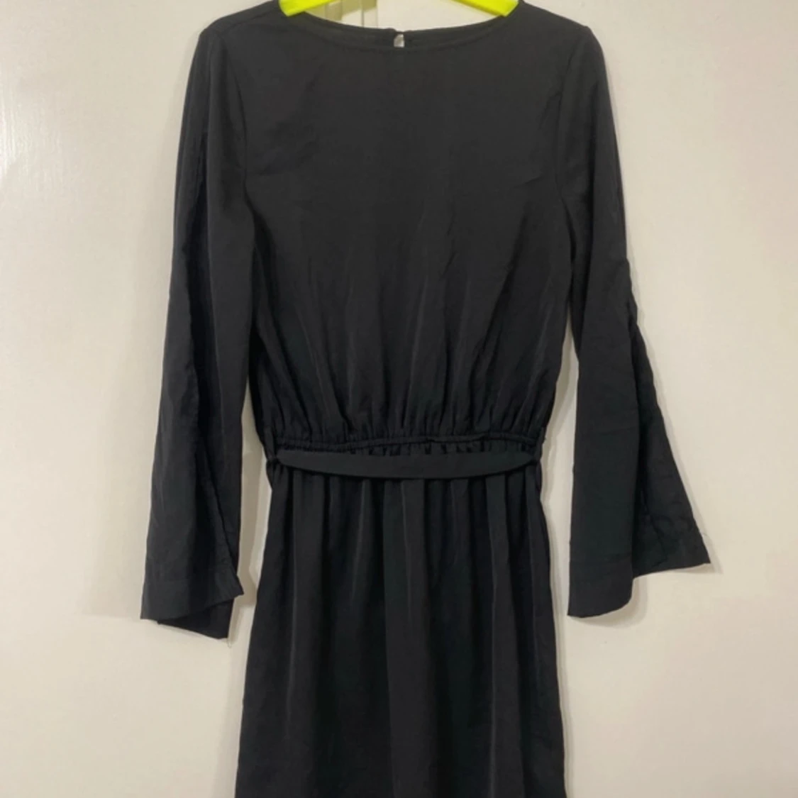 Svart klänning med knytband - 1