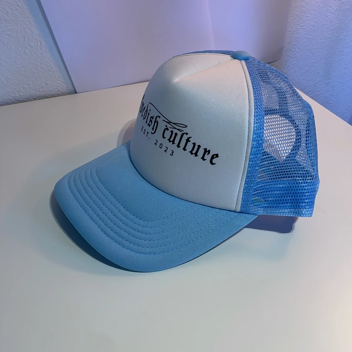 Blå och vit keps ”Swedish culture” - 1