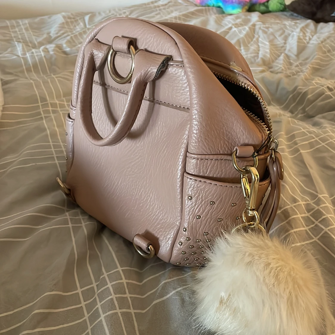 Beige axelväska med nitar - 2