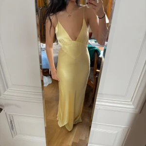 Ljusgul sidenklänning - Intressekoll på min otroliga balklänning! Klänningen har inte strass på axelbanden men jag tycker den är lite mer elegant utan. Storlek L men passar mer en S eller M! Använd några gånger så har lite tecken på användning. Kostar 1900kr ish i normalt pris