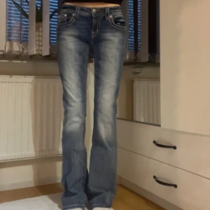 Miss Me jeans - Midjemått: ca 40cm & innerbenet: ca 84-86cm