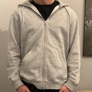 GRÅ ZIP BUNDLE!  - Två Gråa zip tröjor! Skriv ett meddelande, vid intresse med frågor! 