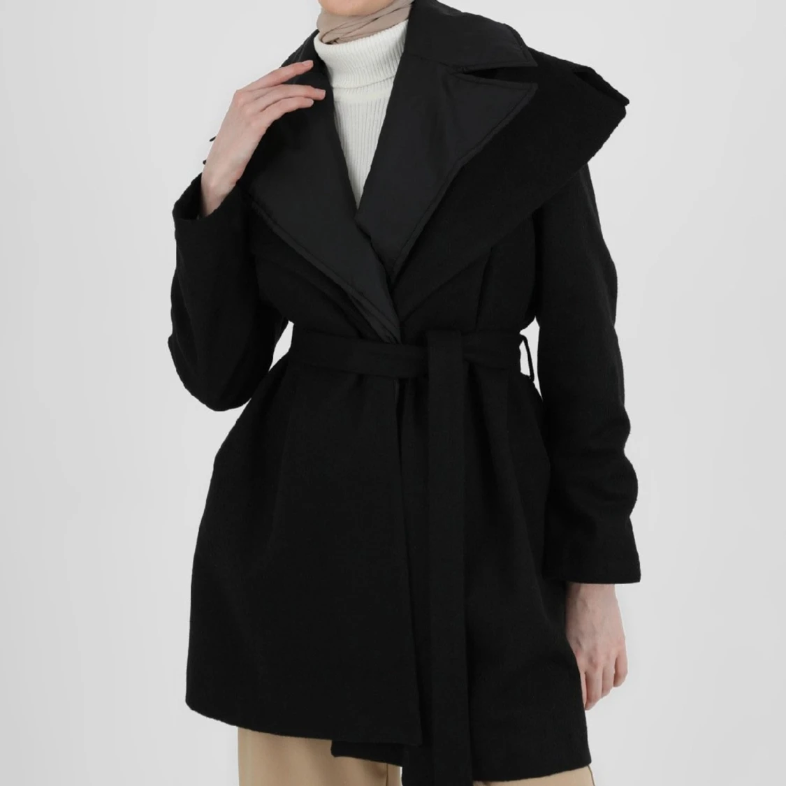 Svart kappa med bälte