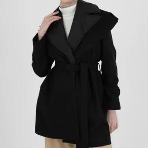 Svart kappa med bälte - Elegant svart kappa med bred krage och knytskärp i midjan. Perfekt för kyligare dagar med sin stilrena design och långa ärmar.
