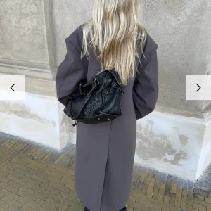 Svart axelväska i skinn - Säljer denna snygga väskan från DesignBySi, helt oanvänd