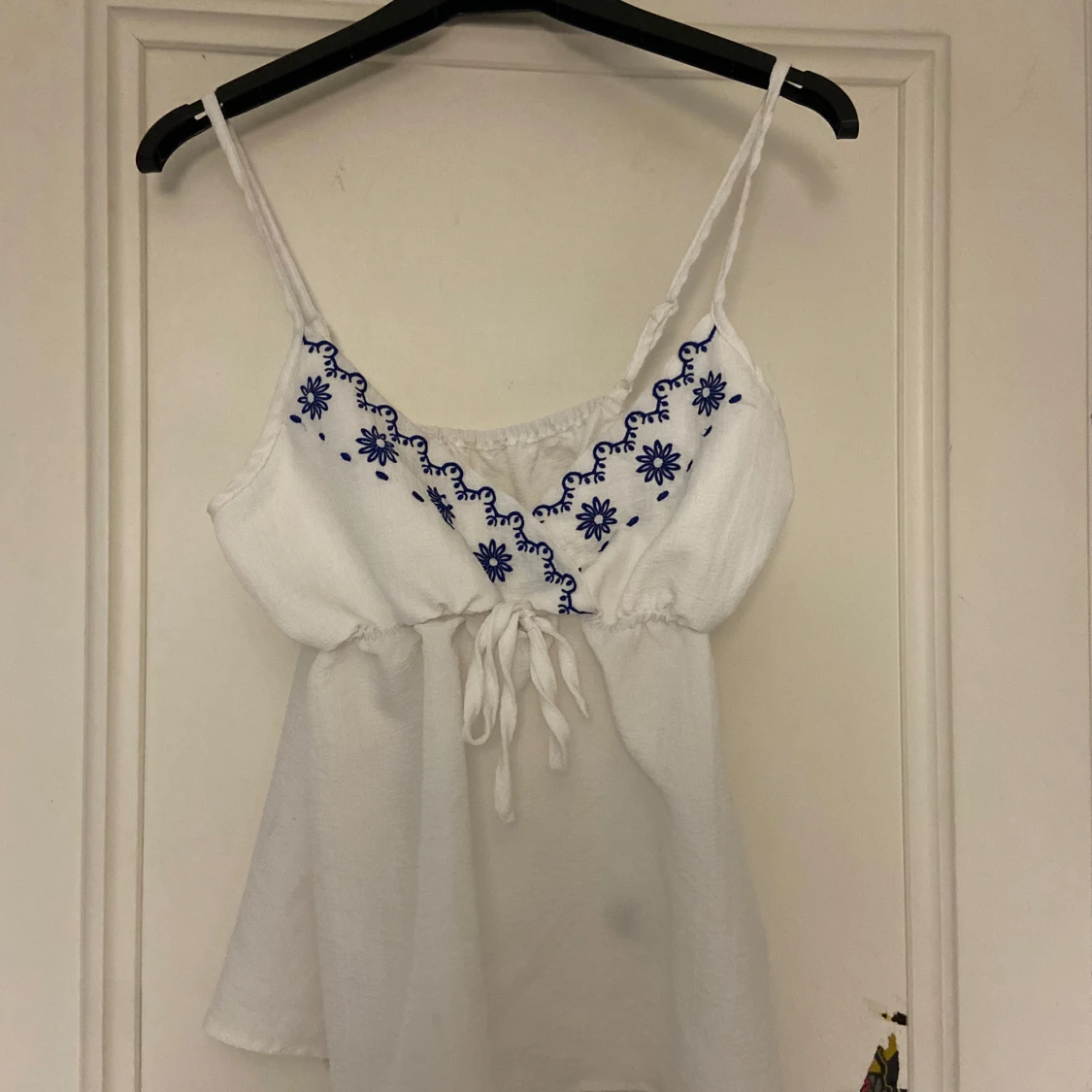 Vit linne med blå broderier