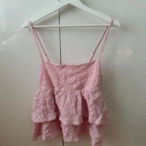 Rosa volangtopp från Gina Tricot - Söt rosa topp från Gina i storlek M💕 använd få gånger