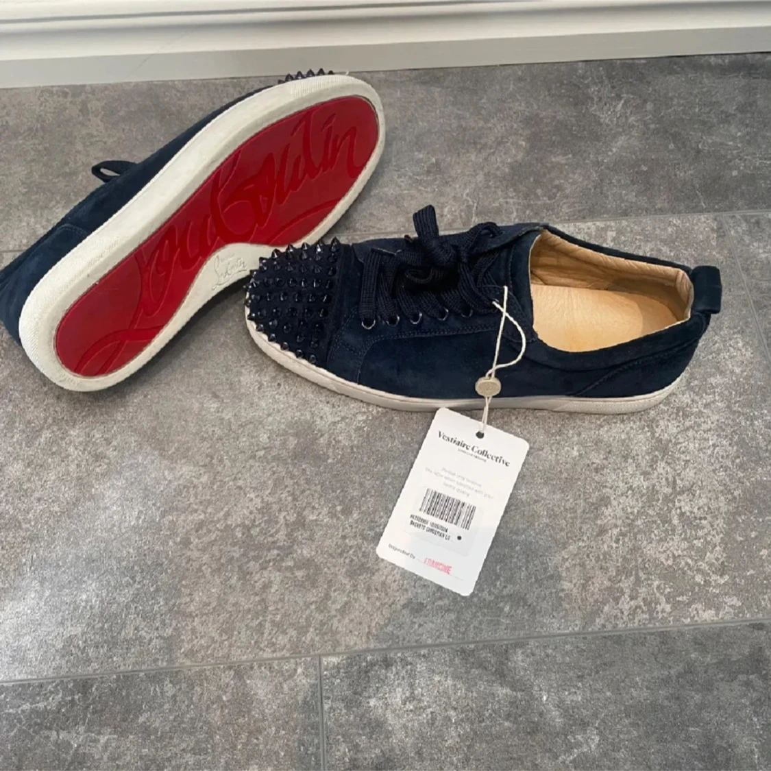 SÖKER Loubs Mörkblå, utan taggar, vit sula