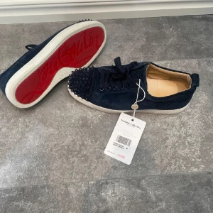 SÖKER Loubs Mörkblå, utan taggar, vit sula - Tja söker ett par mörkblåa loubs i 44/45 bra skick pris kvittar men inte över 6000, skicka gärna om ni har!