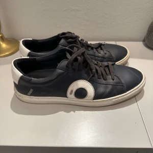 Marinblåa sneakers från Oliver Cabell - Oliver Cabell skor i storlek 42! Defekter syns på främre sulan i form av en repa, (syns tydligt på bild 3)! Annars i relativt bra skick! Skriv för mer info! 