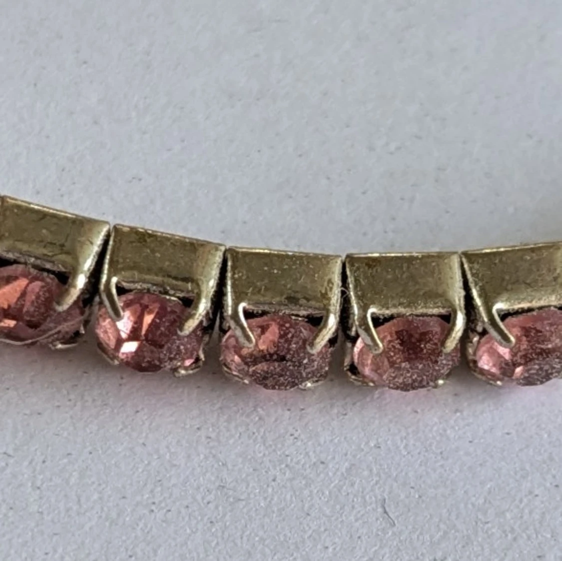 Silverfärgat armband med rosa stenar - 4
