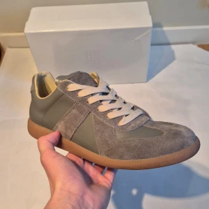 Maison Margiela  - Maison Margiela skor - Skick 9/10 - Made in Italy 🇮🇹 - Storlek 44 men passar även dig med något lägre storlek - OG box och tygpåsar ingår - priset är INTE hugget i sten, tveka inte att fråga vid funderingar!