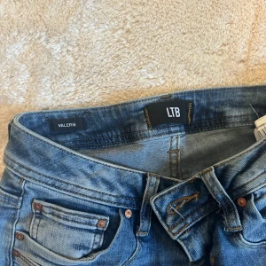 Blå bootcut jeans från LTB - Snygga blå bootcut jeans Valerie Ltb i storlek 24. Är 168 cm men börjar bli för små för mig vid ben därav att jag säljer 