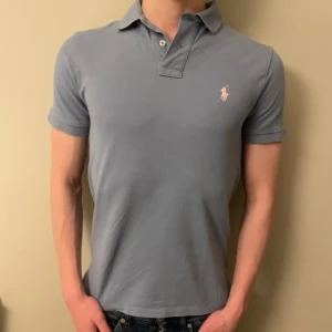 Polo Ralph Laurent piké  - Säljer denna polo Ralph Laurent piké som är i ljusblå och polo märket i rosa. Skick 9/10! Storlek S men passar XS också ! Skriv vid fler funderingar eller frågor ! 