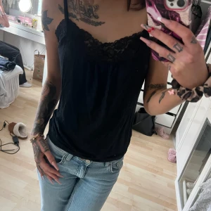 Svart linne - Svart linne med spets