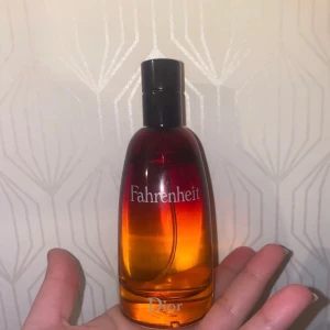 Hell ny Fahrenheit Eau de Parfum  ( Dior) priset kan diskuteras  - Säljer en hell ny dup (oanvänd) elegant och klassisk Fahrenheit Eau de Parfum från Dior. Perfekt för den som vill ha en tidlös och sofistikerad parfym. Doften-drömmens och fantasins land, där man söker efter mening och försöker överträffa sig själv. En mytisk signatur, som är djärv, kraftfull och magnetisk, samtidigt het och kall och som kombinerar. Fahrenheit Parfum är ett levande och sensuellt koncentrat av Fahrenheit. Endast testad. Priset kan diskuteras vid snabb affär 