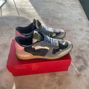 Valentino Rockrunner sneakers - Rikigt feta och trendiga valentino rockrunners, dem har ett camouglouge mönster i olika färger. Nypriset runt 5790 kr, mitt pris endast 1300 kronor, dem är i skick 7,5/10