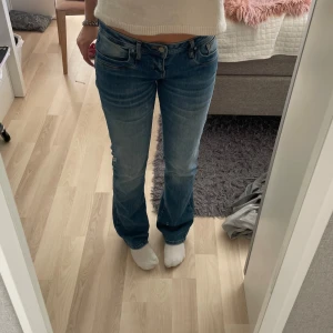 Ltb jeans - Lågmidjade Ltb jeans i storlek W28 L34, mycket bra skick och säljer pga att dem inte passade. Jag är 175💗skriv för mått eller fler bilder!