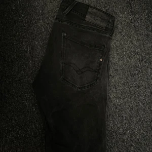 Repley anbass jeans - Det är ett par snygga Repley anbass jeans i strl 31/32. Skicket är väldigt bra, jag har använt dom sparsamt och säljer pga för små. Hör av er vid frågor 😁