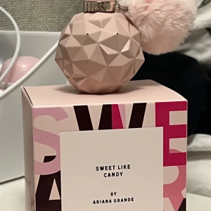 Sweet Like Candy Parfym av Ariana Grande - Sweet Like Candy är en doft med noter av björnbär, päron, marshmallows, svarta vinbär, jasmine, vanilj och cashmere. Använd ett par gånger (se bild för mängd) Flaskan är lite skavd men annars i fint skick. 