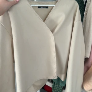cardigan  - sååå snygg tunn jacka/kofta från ginatricot🥺🥺❤️❤️den gör sig inte rättvis på bilderna men den är beige