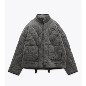 Grå quiltad jacka - Säljer denna sååå coola quiltade jackan från Zara som är slutsåld. Hör av dig om du har några frågor💞💞