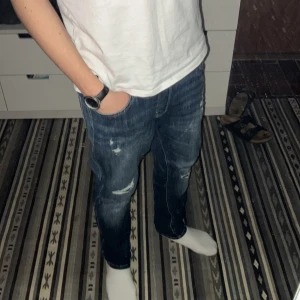 Jack&Jones jeans - Snygga blå jeans från Jack&Jones med slitna detaljer. Jeansen har modellen ”Slim glenn” och har storleken 32-32. Hör av dig om du vill ha mer information 😊