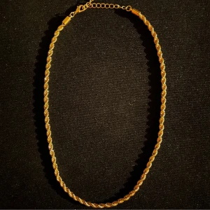 Guldigt halsband - Elegant guldigt halsband med en tvinnad design som ger en stilren och tidlös look. Perfekt för att lyfta vilken outfit som helst. Justerbar längd!
