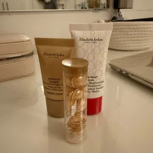 Hudvårdsprodukter från Elizabeth Arden - Säljer tre lyxiga hudvårdsprodukter från Elizabeth Arden. Inkluderar Advanced Ceramide Lift and Firm Night Cream i en guld tub, Eight Hour Cream Intensive Moisturizing Hand Treatment i en vit och röd tub, samt Advanced Ceramide Capsules Daily Youth Restoring Serum i en genomskinlig behållare med guldlock. Helt oanvända bara öppnade. 