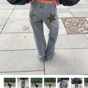 Grå jeans med stjärndetaljer - Snygga grå jeans med stora stjärnor i mörkare grön nyans på bakfickorna. Kom privat för mer bilder❣️pris kan diskuteras 