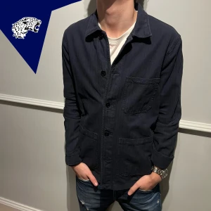 A DAY’S MARCH OVERSHIRT - Fet A Day’s March Overshirt i Marinblå | Skick: 9/10 | Strl: M | Modellen är 182cm lång | Hör av dig om du undrar någonting!