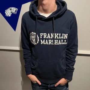 FRANKLIN MARSHALL HOODIE - Riktigt fet Franklin Marshall Hoodie | Skick: 8/10 | Strl: M | Modellen är 182cm | Hör av dig vid frågor eller funderingar!