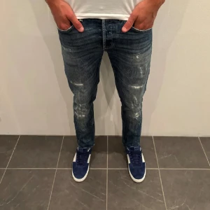 Dondup Jeans George  - Dondup Jeans George! Trendigaste jeansen på marknaden.  Skick= 9,5/10 Ny pris= 4000 kr Säljs för= 1199 kr (modellen är destroyed från fabrik vilket är väldigt populärt) storleken på dessa jeans är väldigt stora och passar uppemot storlek 35 på dondup!