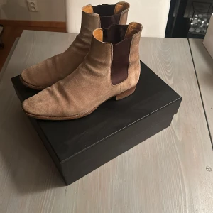 Saint Laurent chelsea boots - Ett par riktigt feta Saint Laurent Wyatt i storlek 44. Dem är i ett bra skick. Säljer pga att dem inte passade. Köpta på Vestiare. Nypris runt 9000kr. Pris kan diskuteras***