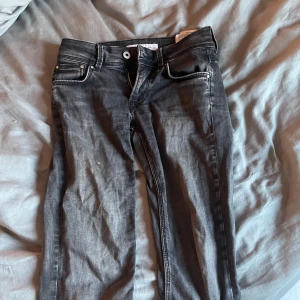 Svarta jeans från Pepe Jeans - Snygga svarta jeans från Pepe Jeans med en rak passform. De har en midwaist-design och är tillverkade med Wiser Wash-teknik. Perfekta för en avslappnad stil. Stl 25,30