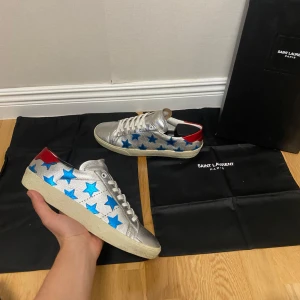 Saint Laurent SL/06 skor - Tjena, säljer ett par magiska YSL skor i modellen: SL/06| Storlek: 41 | Skick:7.5/10 | Väldigt unika och säljs inte mer| Med köp av skorna tillkommer Original låda, 2 dustbags & påse för skosnörena| Nypris, 7000kr+, vårat: 2149kr| Riktig STEAL!! | Skriv gärna vid intresse 💭😃