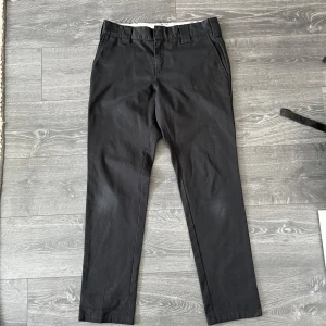 Dickies byxor - Jag säljer ett par dickies byxor. Dessa är i bra skick och är väldigt fina. Storleken ser man i bilden.(W31L30).