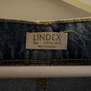 Blå jeans från Lindex - Snygga blå jeans från Lindex med klassisk design. 