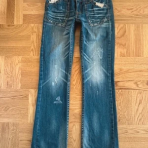 Low waisted flared jeans - Låg midjade jeans med snygga detaljer. Bilderna är lånade från förra ägaren, säljer jeansen då dom var för långa för mig. 
