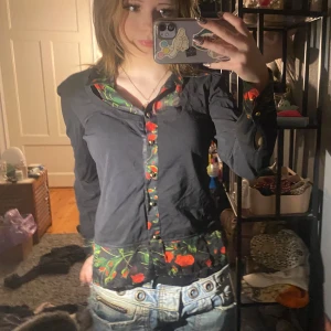 Dolce & gabbana blus❤️ - Super söt D & G blus med guldiga knappar och ros tyg❤️den är i sammets och super söt😊