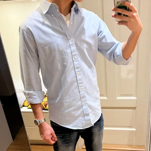 Ljusblå skjorta från Arrow Brigade - Säljer en stilren ljusblå skjorta från Arrow Brigade. Skjortan har en klassisk krage och knappar framtill. Perfekt till fest🍾. Tillverkad i 60% bomull 40% polyester. Använd endast ett fåtal gånger. Skriv vid minsta fundering🙌