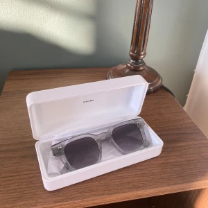 Chimi 04 Grey  - Chimi 04 Grey med transparent båge och mörka linser. Nyskick. Säljer då jag har fler par. Nypris runt 1200/1300kr 