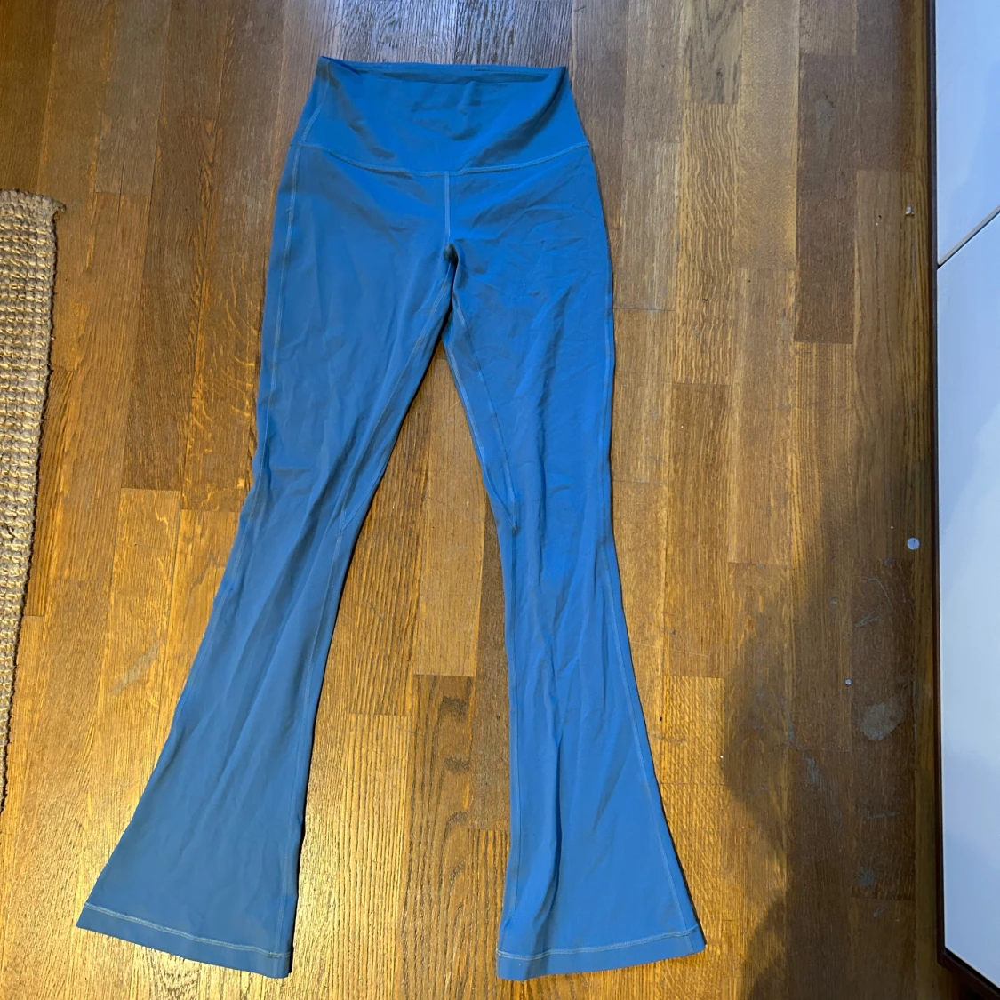 Ljusblå lululemon mini flare  - 1