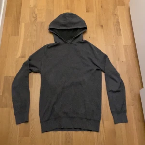 Grå stickad hoddie - Säljer en stilren grå stickad hoodie! Tvär fet enligt mig! Endast använd ett fåtal gånger och nypris på denna ligger runt 1000! Mitt pris 450! Storlek S! 