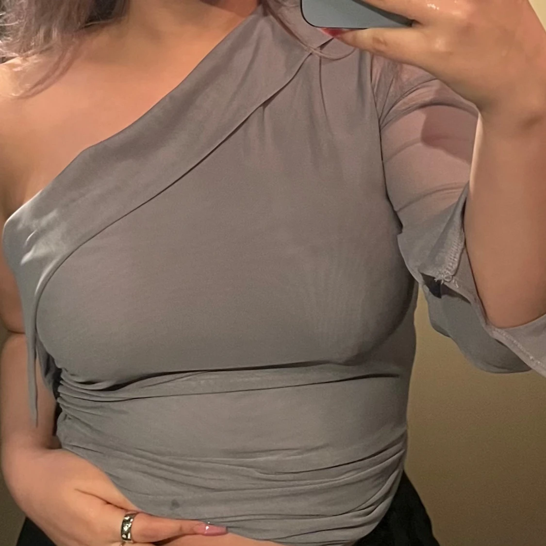 Grå offshoulder topp