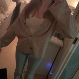 Beige kofta med knappar - Säljer en mysig beige kofta med knappar framtill. Perfekt för kyliga dagar och lätt att matcha med olika outfits. Koftan har långa ärmar och en avslappnad passform. Väldigt bekväm, fråga ifall du undrar något! 🩷 150kr ordinarie pris.